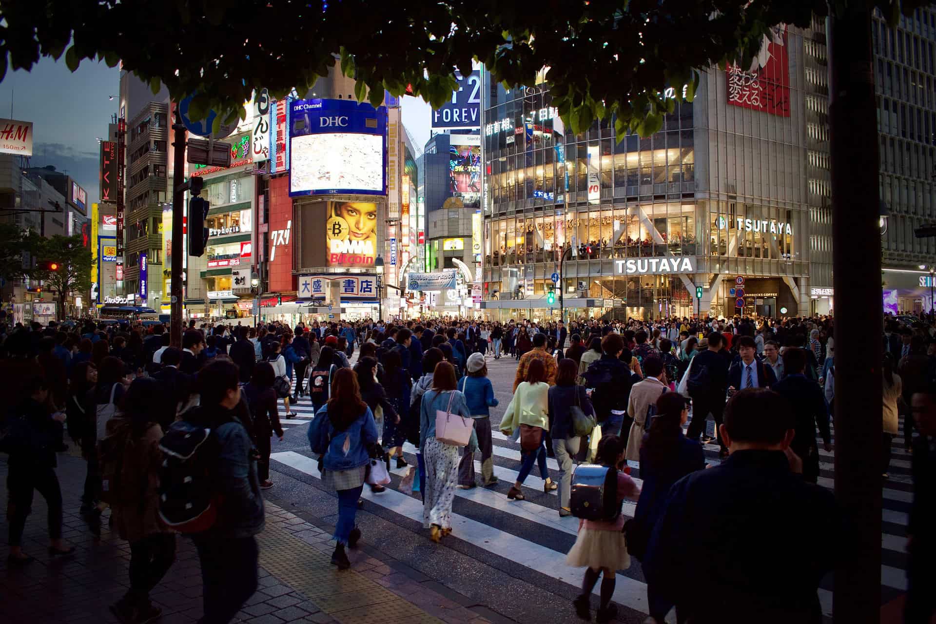 Cruce de Shibuya en Tokio lleno de gente andando