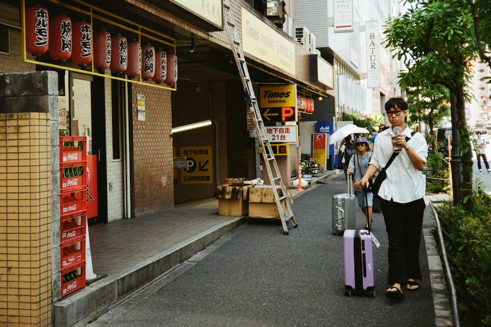 Chico cargando una maleta en Japón