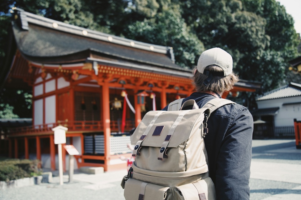 Turista con mochila en Japón