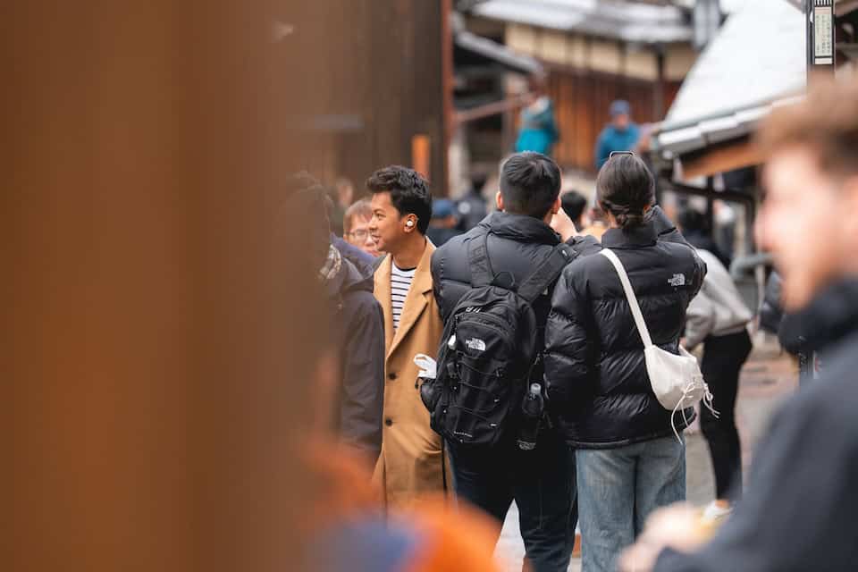 Turistas con mochila en Japón