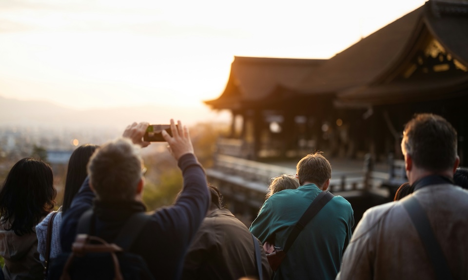 Turistas usando el móvil en Japón