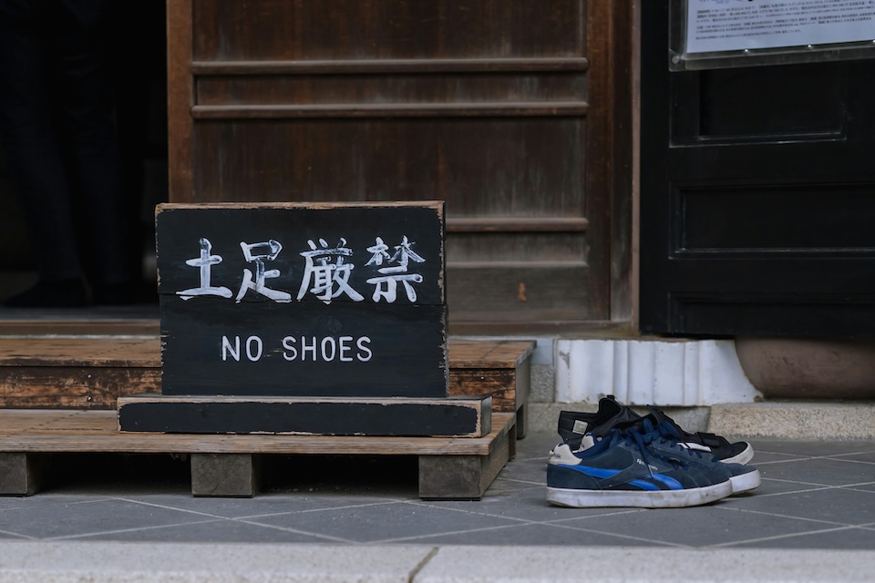 Cartel de "zapatos no" en Japón
