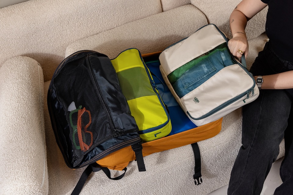 Packing cubes en una maleta