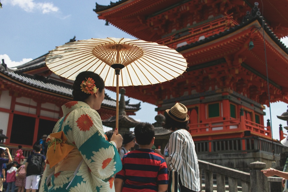 Familia viendo una pagoda en verano en Japón