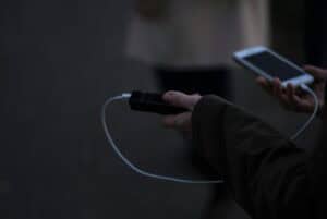 Power bank cargando un móvil