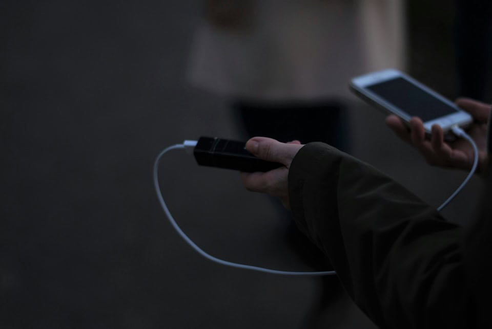 Power bank cargando un móvil