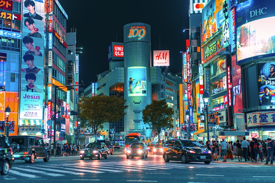 Viajero en Japón usando el móvil en la ciudad
