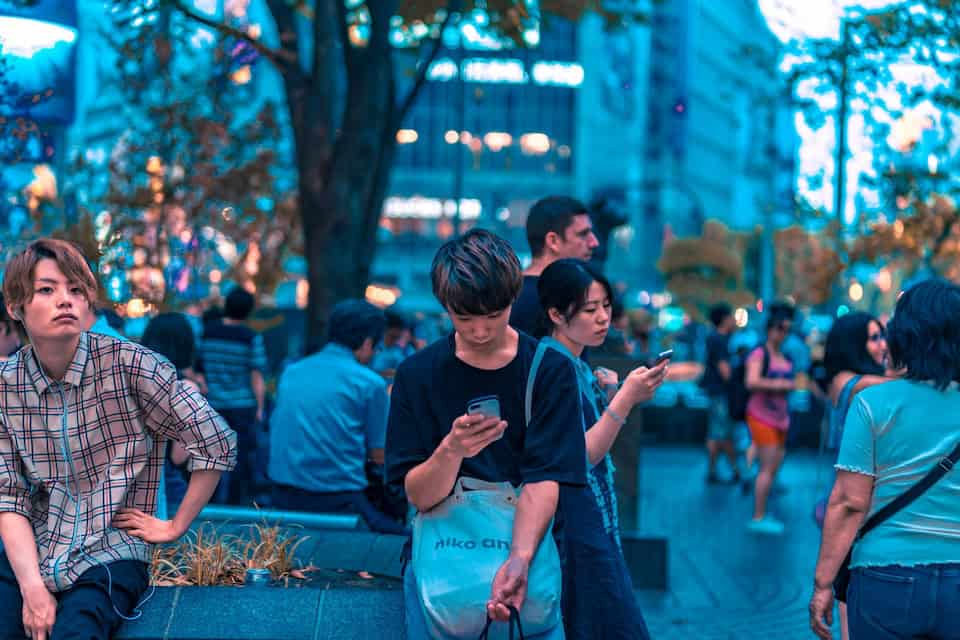 Gente usando su móvil en Japón