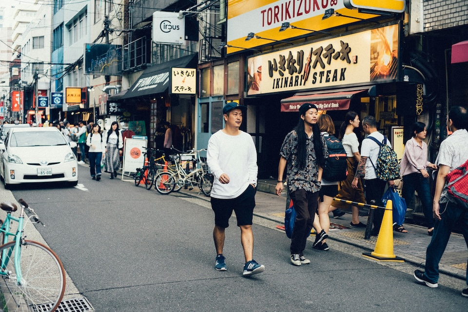 Gente caminando con zapatillas en Japón