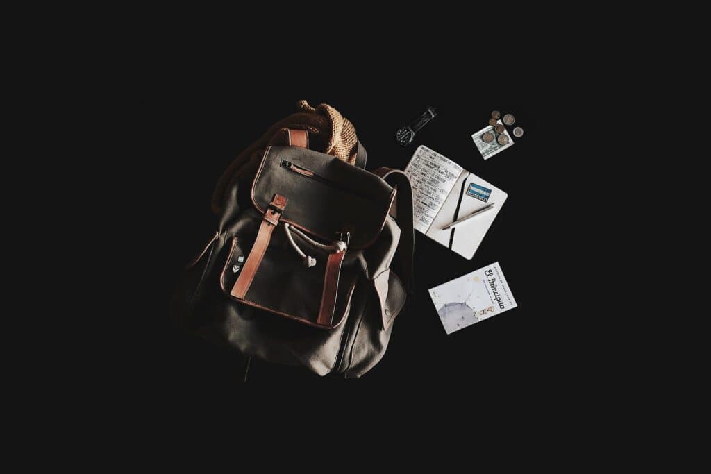 Mochila de viaje con libretas